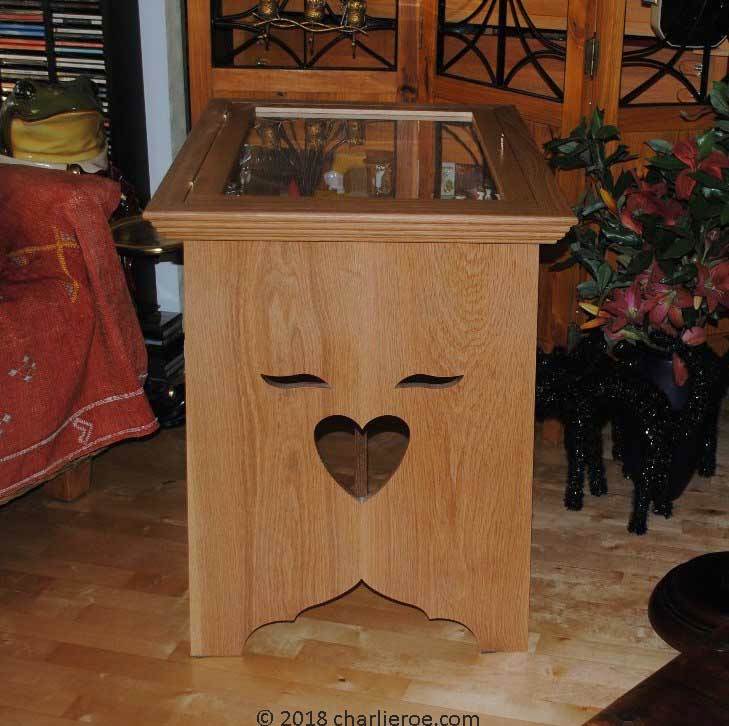 New CFA Voysey Arts & Crafts Movement medium oak display table with end 'faces', for showing memorabilia