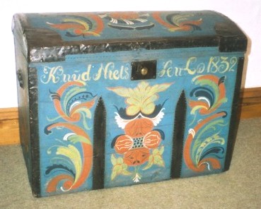Norwegian Scandinavian seveteenth century style painted 'Rosemalling' folk chest furniture